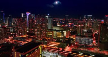 Miami, ABD, 4 Ağustos 2025, güzel aydınlatılmış şehrin gece görüntüleri. Modern Miami, Florida, ABD şehir manzarası.