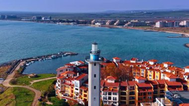 Aheloy deniz feneri ve Marina Cape Otel kompleksinin tepesindeki görüntüler. Karadeniz 'in mavi suları.