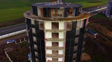 Yüksek binaların silindir şeklinde dizaynı yapım aşamasında. İHA görüntüleri bina boyunca kapısız iniyor..