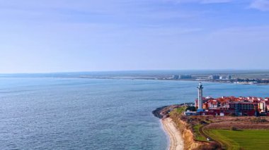 Karadeniz kıyısı yakınlarında uçuş. Renkli konutların arasında duran Aheloy deniz fenerinin manzarası. Bulgaristan.