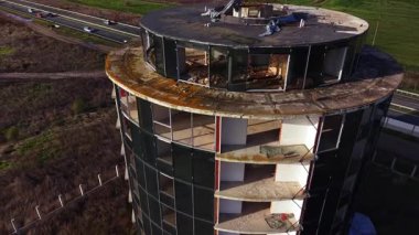 Çok katlı silindir binanın tepesinden uçarak. Otoyolun yakınında terk edilmiş bir inşaat var..