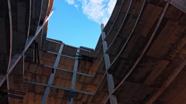 Gelecekteki binada boş bir alan. İnşaat halindeki çok katlı yapının düşük açılı görüntüsü.