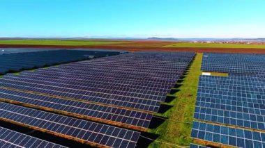 Modern güneş panelleri düz sıra dizilmiş. Güneşe bakan fotovoltaik hücreler enerji biriktirir.
