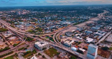 Birçok araçla büyük bir kavşağa yaklaşıyoruz. Houston, Teksas, ABD 'de günbatımında yoğun trafik.