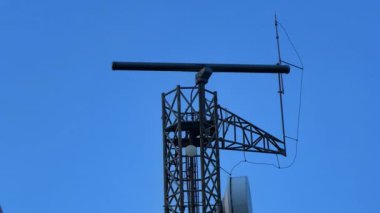 Burgaz, Bulgaristan, 29 Ekim 2025: Haberleşme kulesi gündüz saatlerinde açık mavi gökyüzüne karşı duruyor. Uzun bir iletişim kulesi mavi gökyüzünün altında anten ve ekipman barındırır..