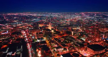 Geceleri göz kamaştırıcı Los Angeles, California, ABD manzarası. Trafiğin yoğun olduğu caddelerde hava manzarası.