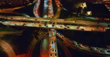 Canlı bir kavşağa yaklaşırken gece aydınlatmayı açtık. Modern Los Angeles, California, ABD 'de kavşak.