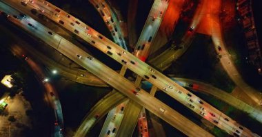 Trafiğin yoğun olduğu kavşağın merkezine iniyoruz. Los Angeles, California, ABD 'den gece gidiş geliş.