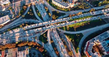 Büyük kavşaklarda çılgın bir trafik var. Modern Los Angeles, Kaliforniya, ABD 'de trafik sıkışıklığı ve trafik sorunları. Üst görünüm.