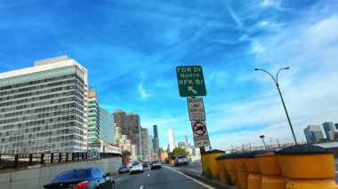 New York, ABD, 24 Mayıs 2025: Su manzarası boyunca canlı yol boyunca araba sürüşü. Gündüz vakti New York, ABD 'de dolaşmak.