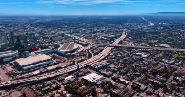 Los Angeles, ABD, 11 Ocak 2026: Çok şeritli otoyollarda ve kavşaklarda çılgın trafik. Los Angeles 'ın işlek yolları, California, ABD' nin havadan görüşü.