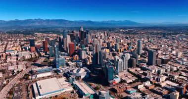 Los Angeles, ABD, 11 Ocak 2026: Modern Los Angeles, Kaliforniya, ABD 'nin güneşli manzarası. Metropolis 'in yüksek binasına insansız hava aracından yaklaşıyoruz..