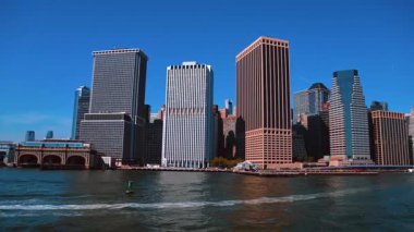 Işık şamandırası boyunca Doğu Nehri 'nden ilerliyoruz. Nehirden rıhtımda New York 'un gökdelenli mimarisini izliyorum..