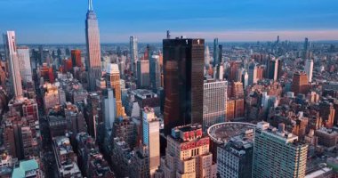 New York, ABD, 24 Aralık 2025: ABD 'nin New York kentsel manzarasına inin. Batan güneşin ışığında Manhattan gökdelenleri. Merkezde Dünya Kulesi Koz.