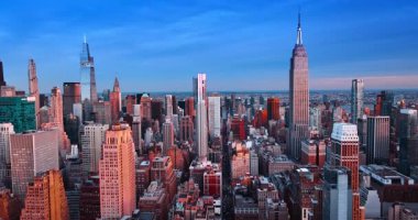 New York, ABD, 24 Aralık 2025: New York, ABD 'nin muhteşem panoramasının üzerine yükseliş. Metropolün şehir manzarasındaki ünlü gökdelenlere bakın..