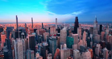 New York, ABD, 24 Aralık 2025: Günbatımında Manhattan 'ın çarpıcı gökdelenleri üzerinde uçuş. Şehir merkezindeki Central Park 'ın görüntüsü.