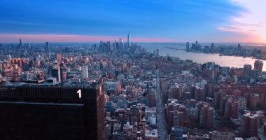 Manhattan Panorama 'daki One Penn Plaza' nın tepesinde. Gün batımında New York 'un engin manzarası.
