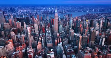 Gün batımında, hava manzaralı muhteşem Manhattan. Çekimin ortasında Empire State Binası var. Nehir manzarası. New York, ABD.