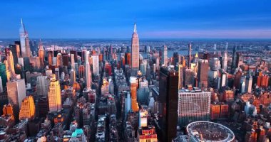 New York, ABD, 24 Aralık 2025: Günbatımında New York mimarisinin göz alıcı manzarası. One Penn Plaza, Empire State Binası ve New Yorker Oteli manzaralı..