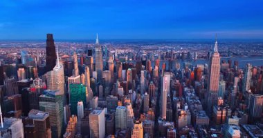 New York, ABD, 24 Aralık 2025 İHA görüntülerinden Manhattan 'ın gün batımı manzarası. Doğu Nehri 'nin arka planındaki su manzarasına yaklaşıyoruz..
