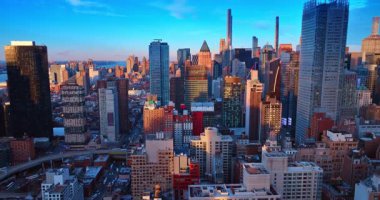 New York, ABD, 24 Aralık 2025: New York, ABD 'nin çarpıcı manzarasına doğru ilerliyoruz. Batan güneş metropolün en yüksek binalarını aydınlatıyor..