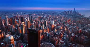 New York, ABD 'deki One Penn Plaza kulesine inin. Gün batımında metropolde geniş bir perspektif.