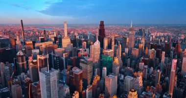 New York, ABD, 24 Aralık 2025: Modern Manhattan 'ın yoğun yüksek katlı kentsel manzarası üzerinde yükseliş. Gün batımında ABD, New York 'un muhteşem manzarası.