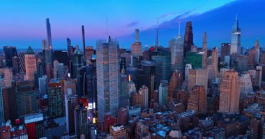 New York, ABD, 24 Aralık 2025: New York, ABD 'nin yoğun şehir manzarası. Alacakaranlıkta metropolün yüksek binalarında yükseliyor..