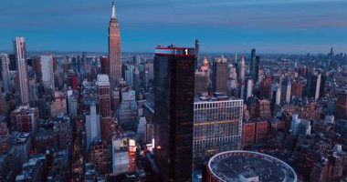 New York, ABD, 24 Aralık 2025: Modern New York, ABD 'nin New Yorker Oteli yakınlarındaki kentsel manzaraya iniyoruz. Alacakaranlıkta canlı bir şehir.