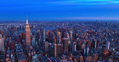 Gün batımında Amerika 'nın muhteşem New York manzarası. Batan güneşin ışığında Empire State Binası 'na bakın. Hava görünümü.