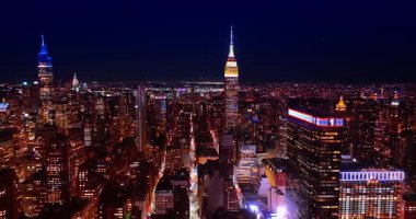 Göz kamaştırıcı New York manzarası, ABD. İnsansız hava aracı görüntüleri gece Metropolis 'te. Empire State Binası. Manzaranın üstünde neon ışığı var..