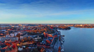 Nehir kıyısındaki şehir manzarasının görüntüsü. Stockholm Panoraması, İsveç Gün batımında.