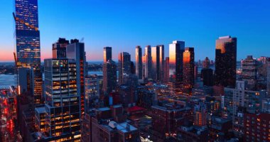 Pencerelerdeki ışık ve akşamları sokak lambaları yanıyor. New York, ABD 'de trafik yoğunken yola inin..