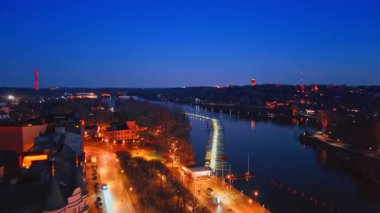 Stockholm, İsveç 'in muhteşem rıhtımına ve parlak rıhtıma yaklaşıyoruz. Gece vakti nehir üzerinden uçmak.