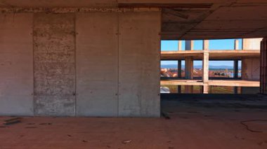 Binanın boş katı yapım aşamasında. Tamamlanmamış yapının çerçevesini keşfediyor.