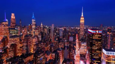New York, ABD 'nin muhteşem manzarası. Muhteşem bir aydınlatma ile muhteşem bir şehir. Hava görünümü.