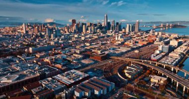 Modern San Francisco, California, ABD 'nin yoğun kentsel manzarasının görüntüleri. Gün batımında şehre yaklaşıyoruz..