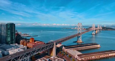Nakliye gemisi San Francisco-Oakland Bay Köprüsü 'nden şehir merkezine hareket ediyor. Gündüz vakti körfezin engin mavi su manzarasında hava manzarası.