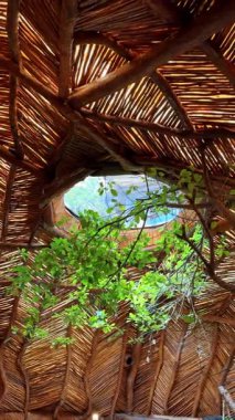 Tavanın eşsiz dizaynında yuvarlak pencere çubuklardan yaratılmış. Tulum, Meksika 'daki sanat galerisi. Dikey video.