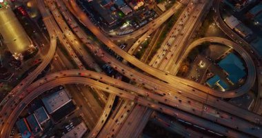Trafiğin yoğun olduğu büyük, hareketli bir kavşak. Akşamki yoğun kavşağın üst görüntüsü.
