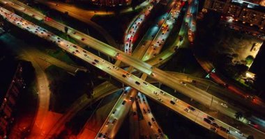 Trafiğin yoğun olduğu çok katlı bir kavşak. Gece aydınlanan kavşaktan uzakta..