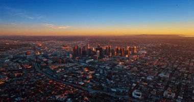 Gün batımında Los Angeles, Kaliforniya 'nın güzel manzarası. İHA görüntülerinden şehir ve şehir merkezine..