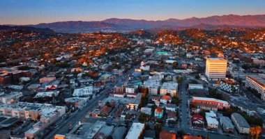 Los Angeles, ABD, 11 Ocak 2026: Los Angeles, Kaliforniya, ABD 'nin tepe manzarasının üzerinde uçmak. Arka planda güneşle aydınlanan kayalara doğru gidiyorum..