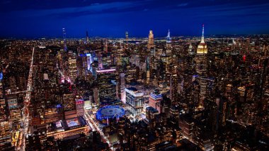 New York City gece panoraması. New York 'un geniş hava manzarası gün batımından sonra ışıklarla parlıyor.