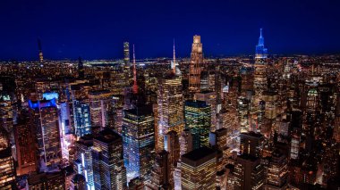 Geceleri Times Meydanı ufuk çizgisi. Times Meydanı yakınlarındaki Manhattan şehir merkezinin hava gece manzarası
