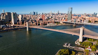 East River üzerinde Manhattan silueti manzarası. Manhattan 'ın panoramik şehir manzarası East River sularının üzerinde ufuk çizgisi.