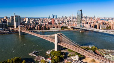 Manhattan ufuk çizgisi köprüler hava manzaralı. Kentsel hava görüntüsü Manhattan ufuk çizgisini ve ikonik nehir köprülerini gösteriyor.