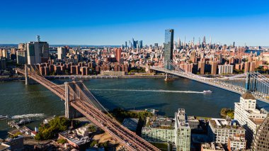 Manhattan köprülerinin ve nehrin havadan görüntüsü. Manhattan köprülerinin nehir kanallarını kapsayan yüksek açılı antenleri.