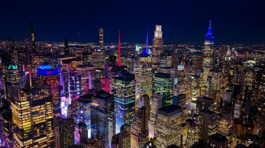 Gece ışıklarıyla New York şehrinin silueti. New York City 'nin gece manzarası parlayan ışıklarla gökyüzü..