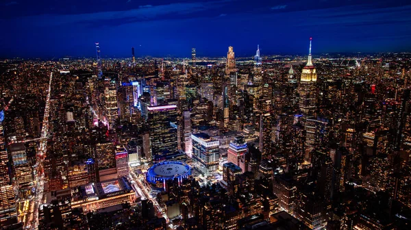 New York City gece panoraması. New York 'un geniş hava manzarası gün batımından sonra ışıklarla parlıyor.